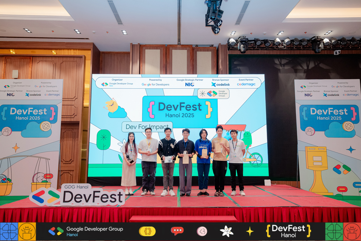 Người tham dự nhận quà Mini-game Slido! cuối sự kiện