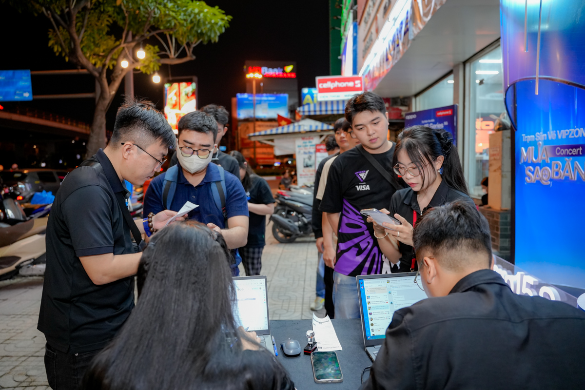 Dù phải xếp hàng và chờ đợi khá lâu nhưng các fan OPPO vẫn luôn tươi cười và trò chuyện náo nhiệt