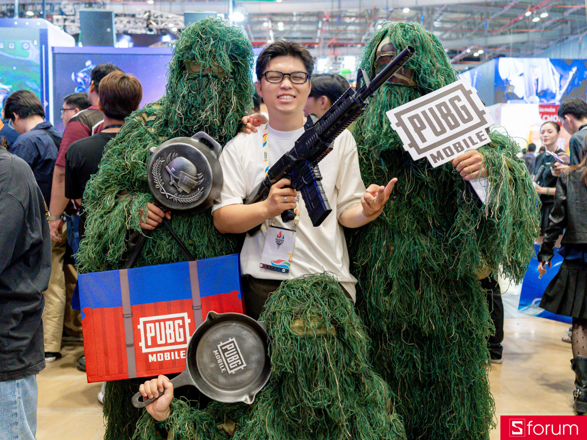 Một đồng bo check-in cùng 3 cosplayer bộ đồ cỏ