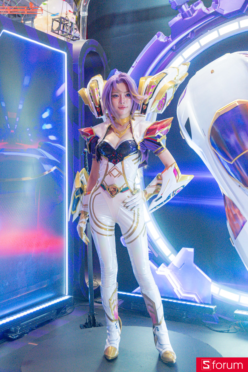Cận cảnh cosplayer Quytquyt trong trang phục Kai'Sa Cực Tốc Neon Hàng Hiệu