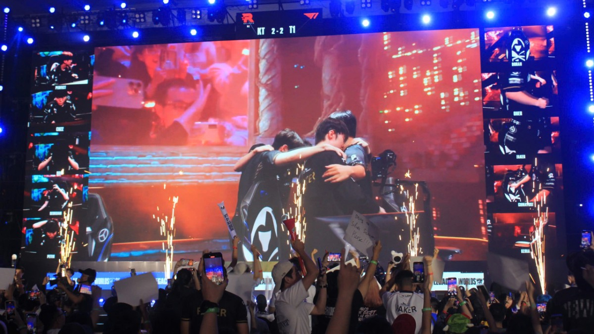 CKTG 2025: Fan LMHT cháy hết mình cùng T1 và KT tại nhà thi đấu Rạch Miễu