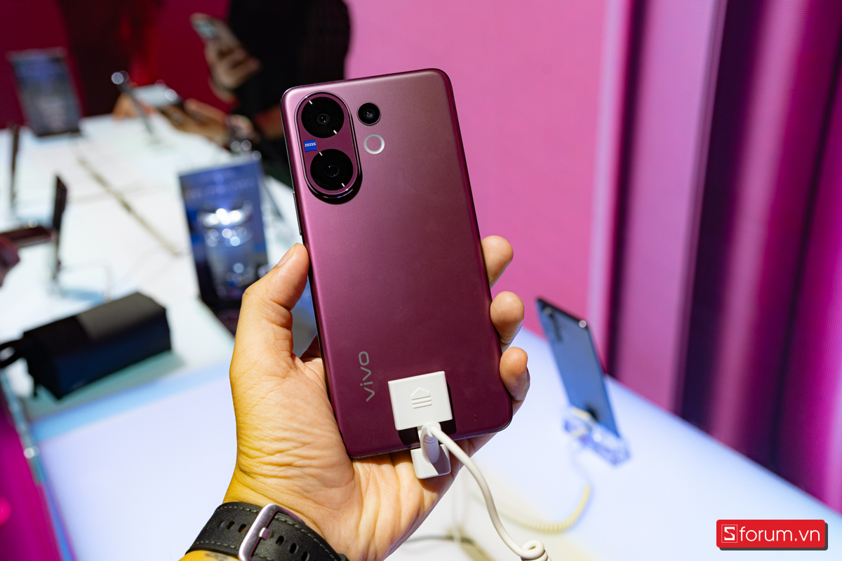 Cận cảnh cụm camera sau trên vivo V60 5G