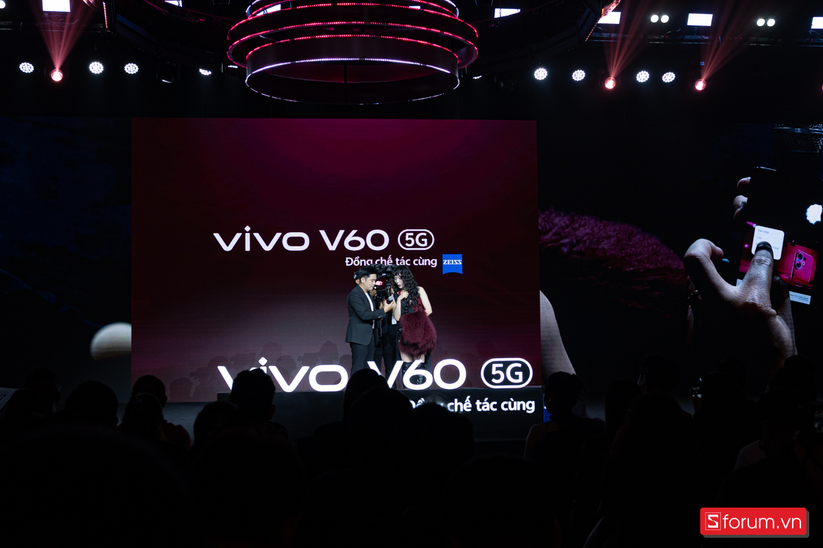 Ca sĩ Mỹ Mỹ trải nghiệm tính năng AI trên vivo V60 5G