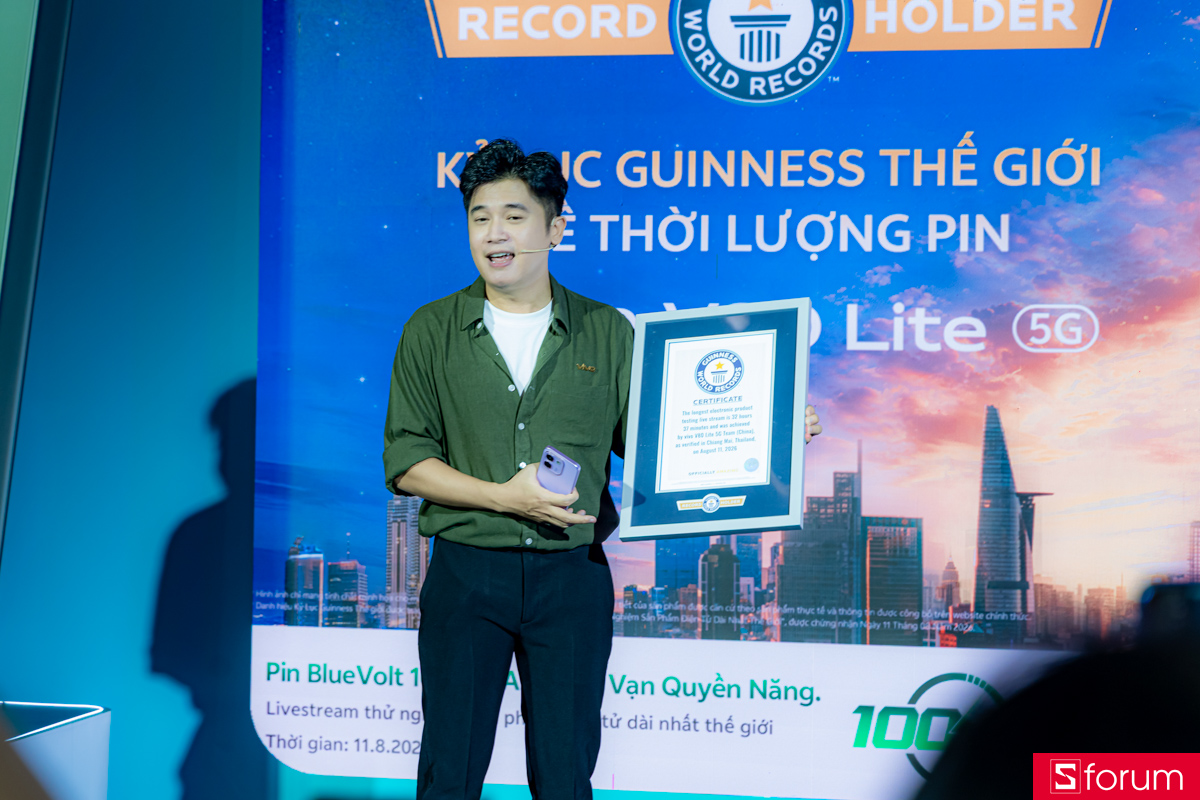 Đại diện từ vivo và xác nhận từ tổ chức kỷ lục Guinness