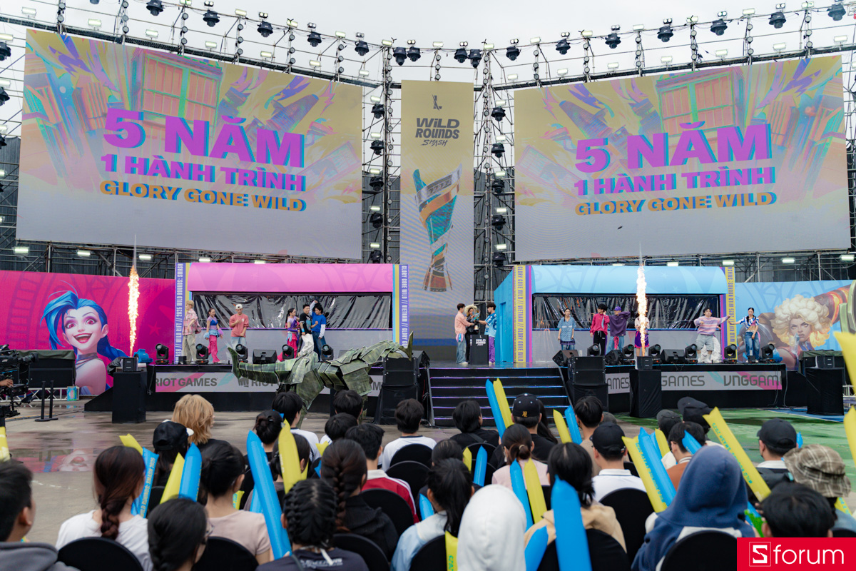 Sân khấu chính được trang trí đẹp mắt với tiết mục khai mạc bùng nổ