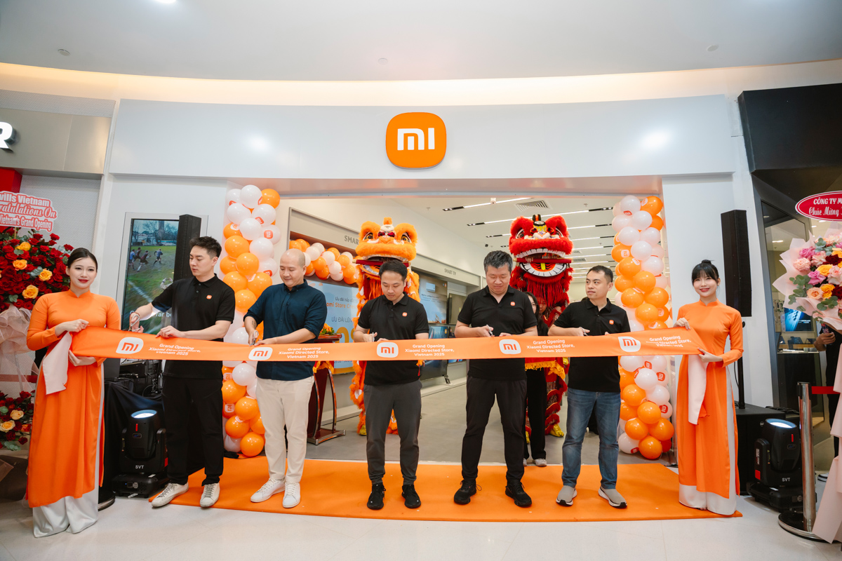 Lãnh đạo Xiaomi cắt băng khánh thành cửa hàng