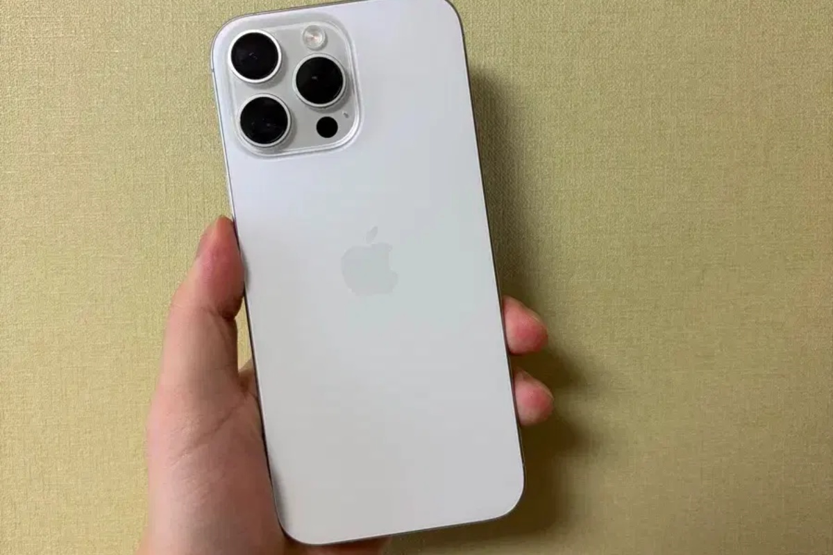 Trải nghiệm iPhone 16 Pro Max màu trắng sau khi cầm trên tay