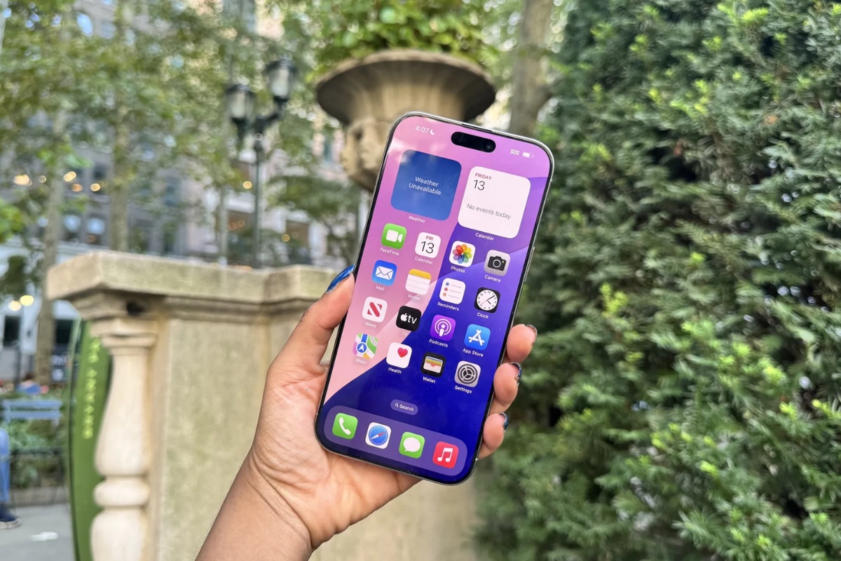 Cận cảnh mặt trước iPhone 16 Pro Max màu trắng