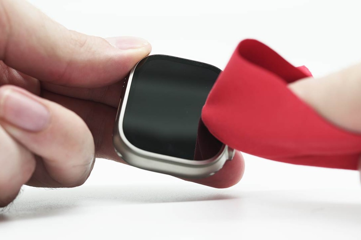 Khắc phục Apple Watch sạc không vào pin bằng cách vệ sinh Apple Watch và bộ sạc