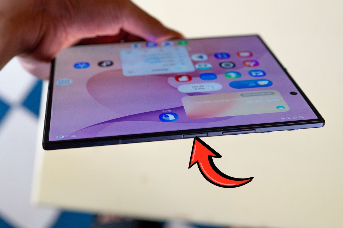 Cách khởi động Galaxy Z Fold 8 Ultra bằng nút nguồn bước 1