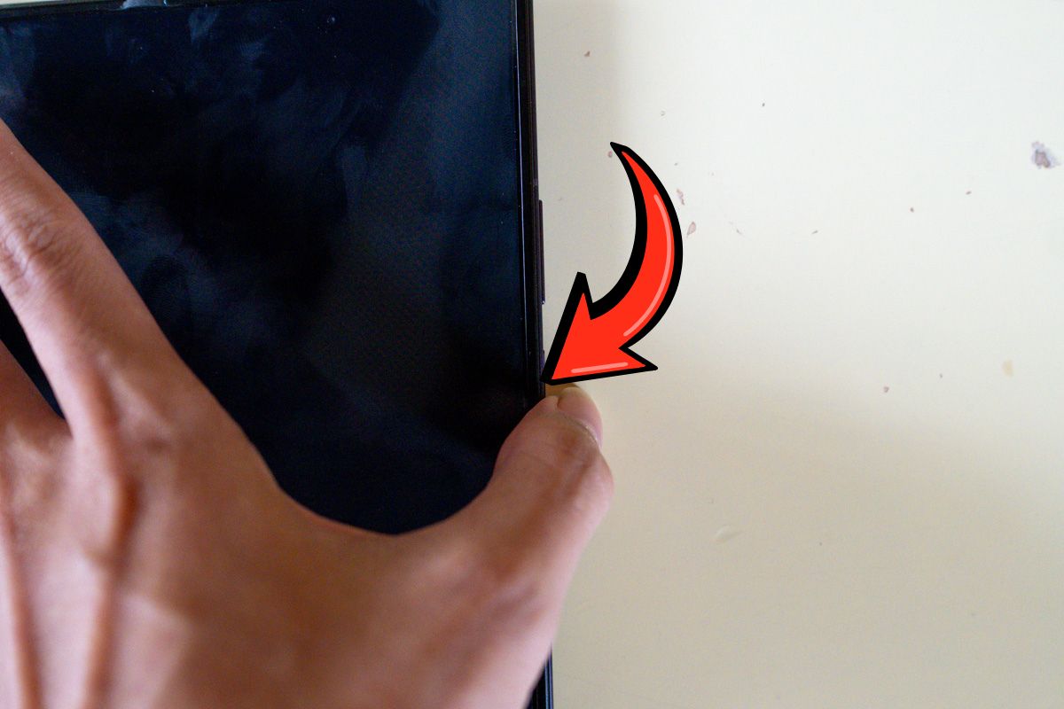 Cách khởi động Galaxy Z Fold 8 Ultra bằng nút nguồn bước 2
