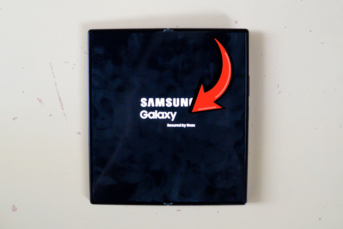 Cách khởi động Galaxy Z Fold 8 Ultra bằng nút nguồn bước 3