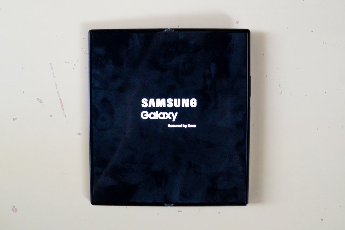 Cách khởi động lại Galaxy Z Fold 8 Ultra bước 2