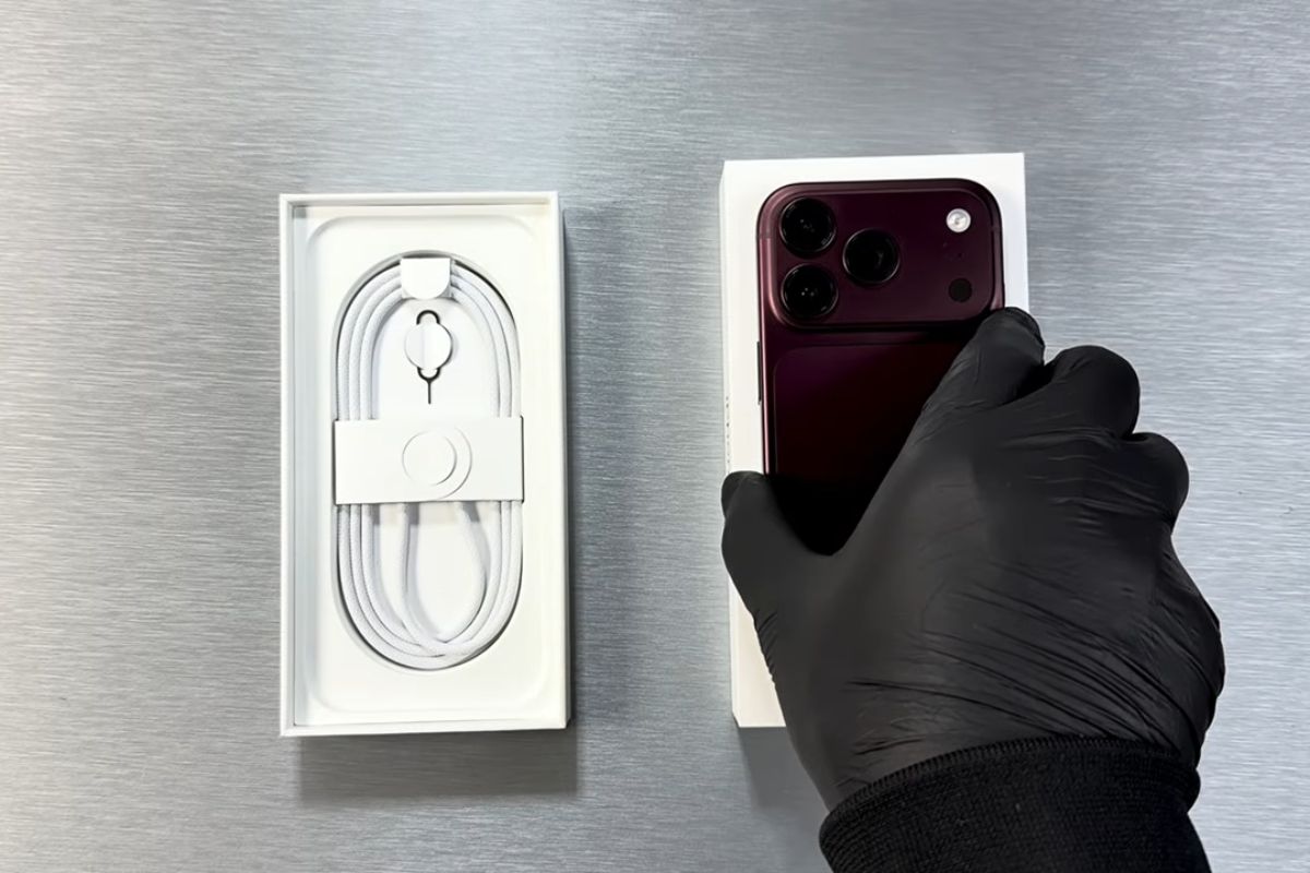 Hộp và phụ kiện iPhone 18 Pro Max sau khi mở hộp 