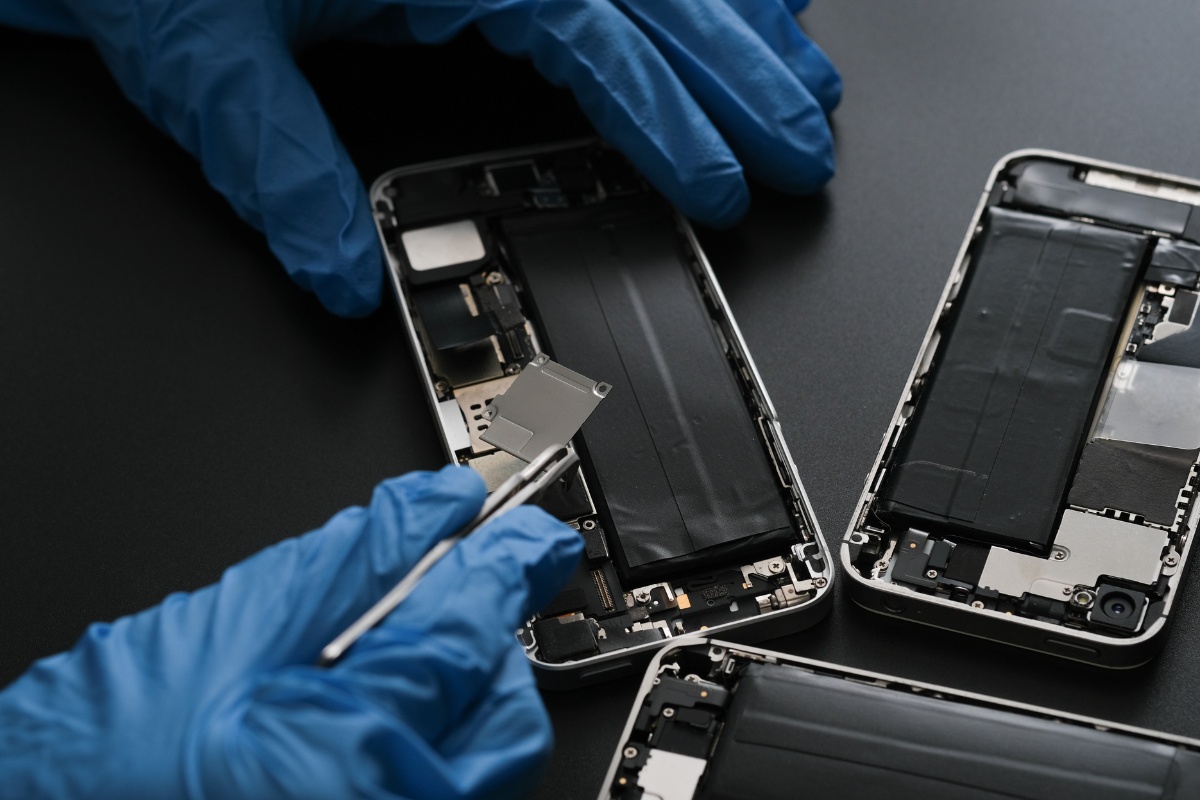 Đem iPhone bị tình trạng bắt sóng yếu đến trung tâm sửa chữa khi gặp lỗi phần cứng không thể sửa