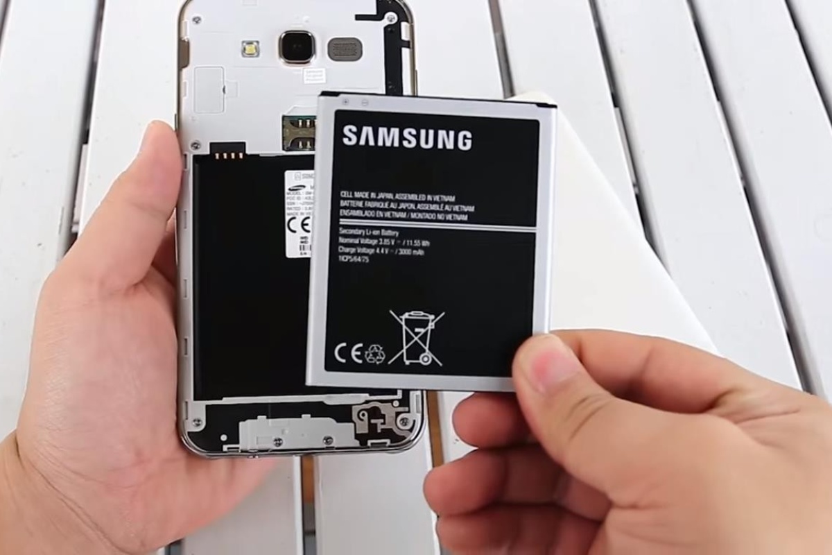 Nên thay pin điện thoại Samsung khi pin phồng lên