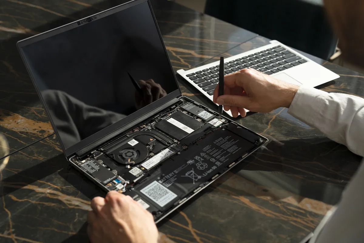 Có nên tự xử lý khi laptop không lên nguồn không?