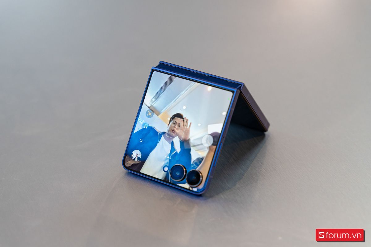 Cách dùng Auto Zoom bắt trọn khoảnh khắc trên Galaxy Z Flip 7 hình 2