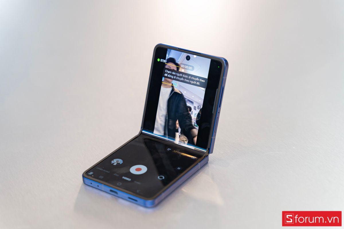 Cách dùng Auto Zoom bắt trọn khoảnh khắc trên Galaxy Z Flip 7 hình 4