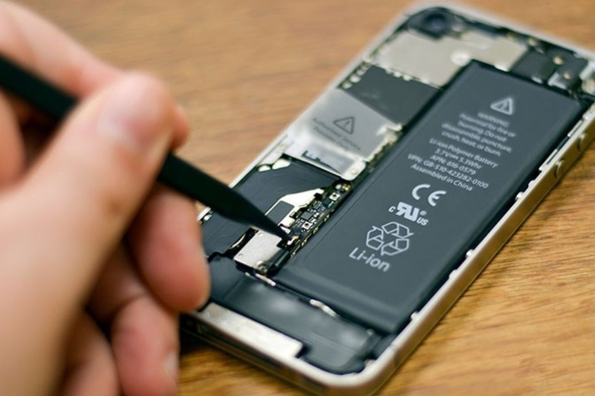 Tháo pin khỏi iPhone