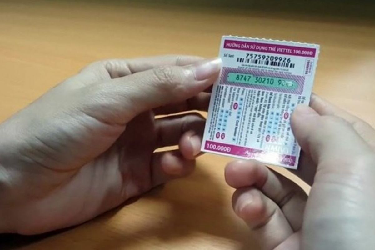 Dùng móng tay hoặc vật mỏng cào nhẹ lớp bạc