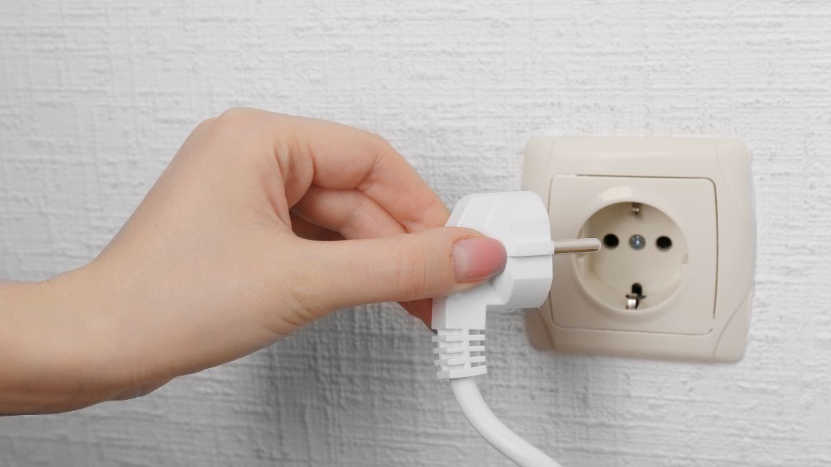 Cắm điện và khởi động máy bằng nút nguồn