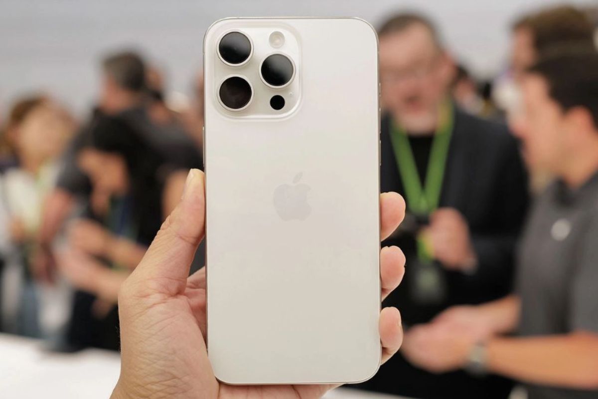 Có nên mua iPhone 15 Pro Max màu trắng trong năm nay không?