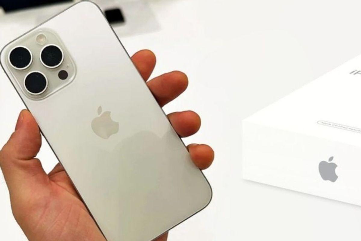 Có nên mua iPhone 15 Pro Max màu trắng không?