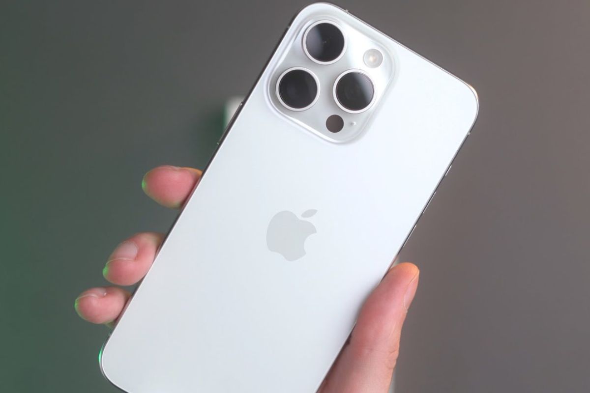 Cận cảnh mặt lưng iPhone 15 Pro Max White Titanium