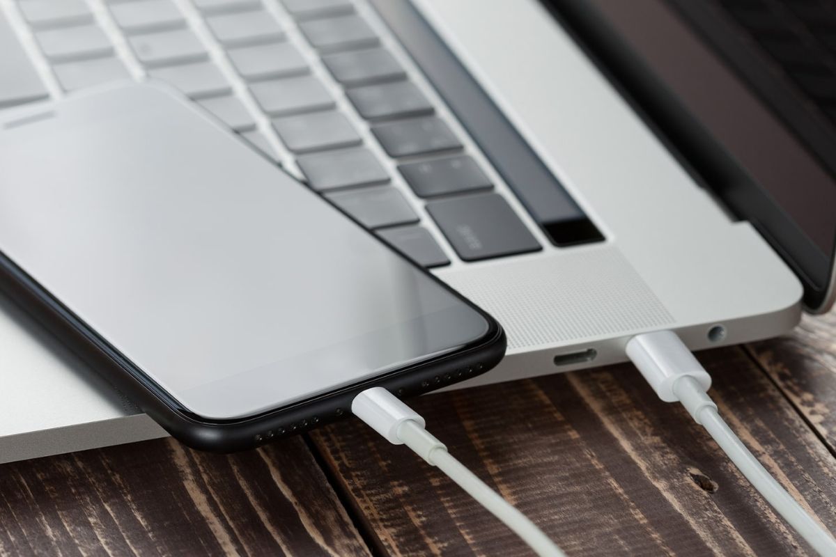 Kết nối iPhone với máy tính bằng cáp Lightning