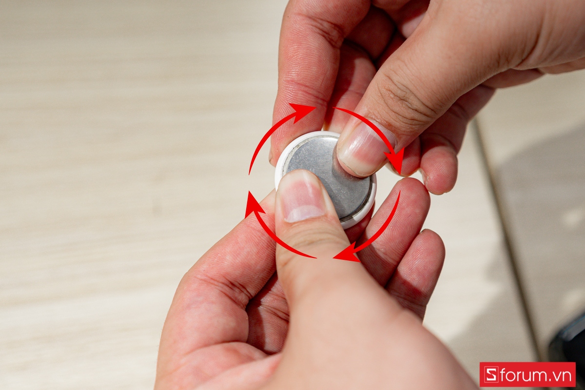 Hướng dẫn thay pin AirTag nhanh chóng mở nắp