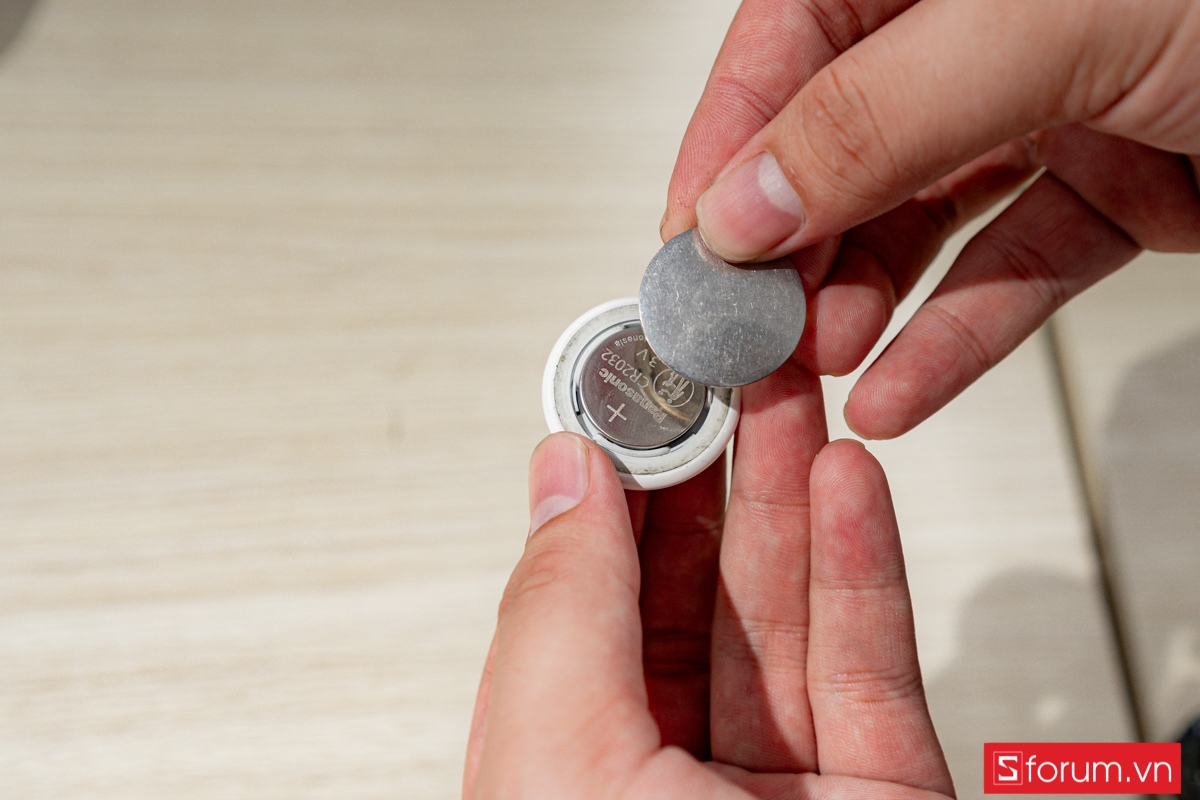 Hướng dẫn thay pin AirTag nhanh chóng tháp nắp