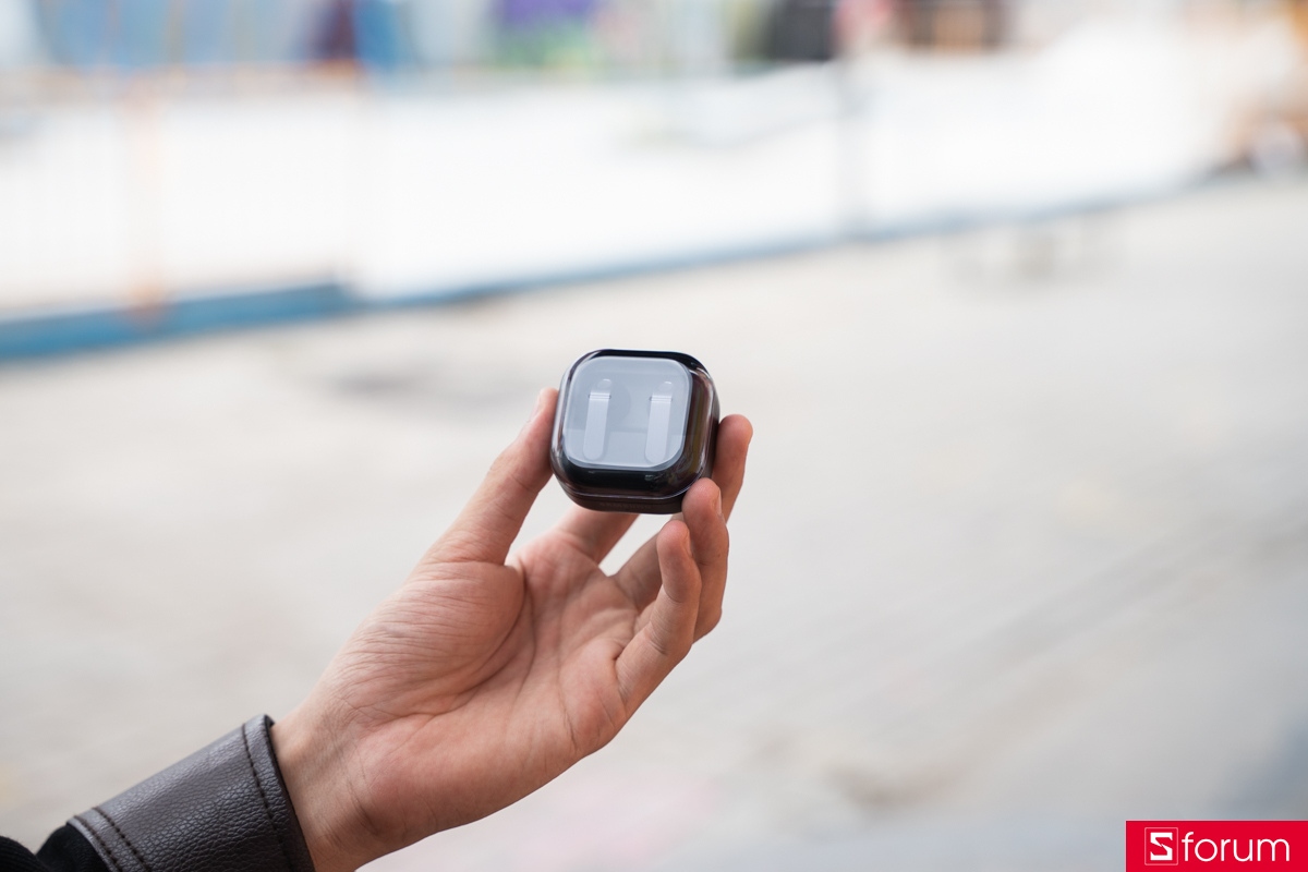 Kiểm tra thiết kế hộp sạc và nắp trong suốt