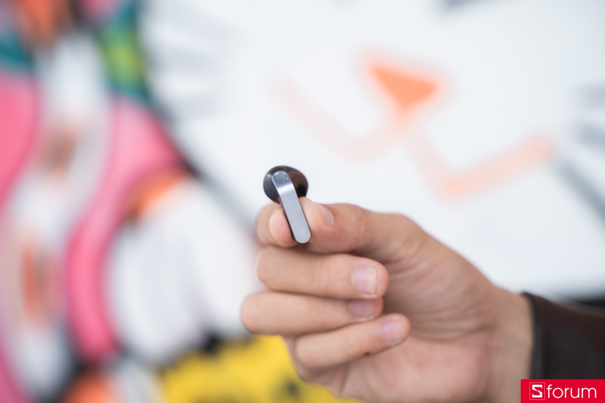 Nhận biết Galaxy Buds 4 qua thiết kế kim loại đặc trưng