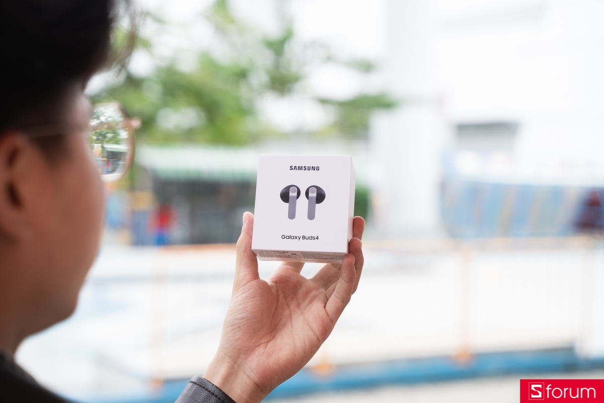 Quan sát hộp sản phẩm và chất lượng bao bì