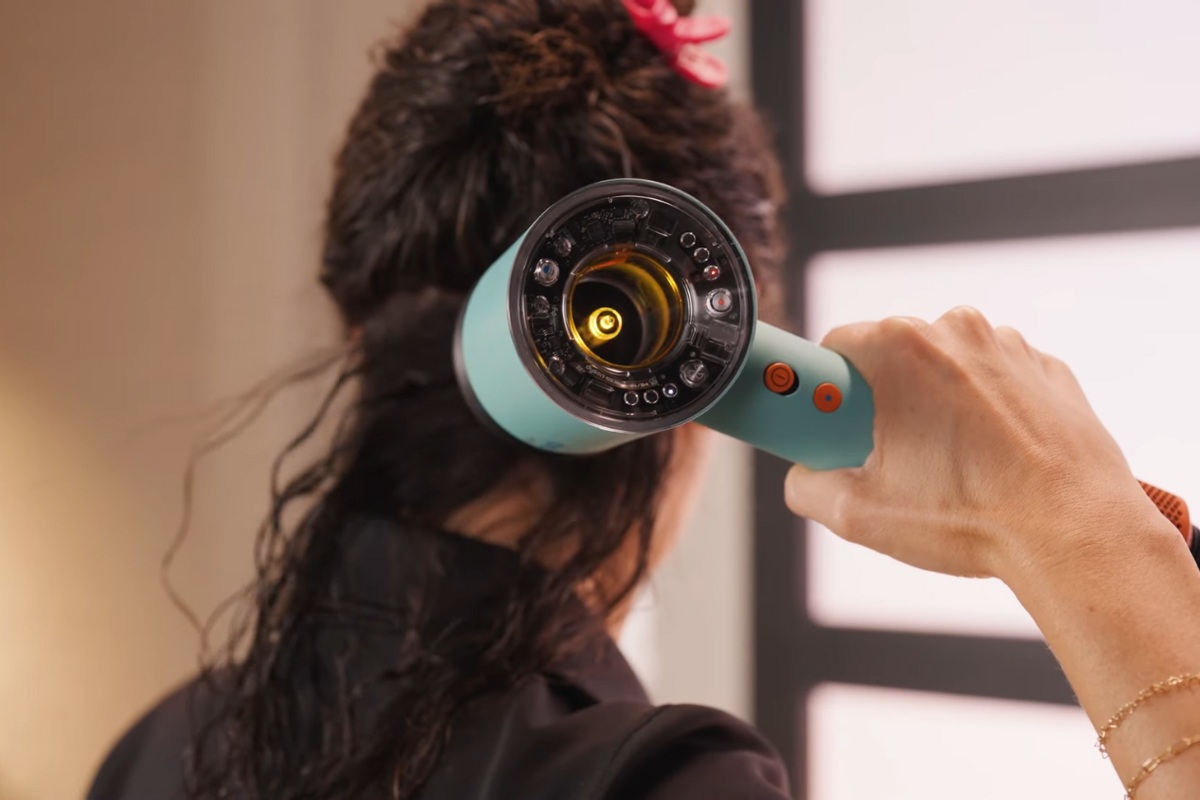 Chia tóc thành từng phần trước khi sấy