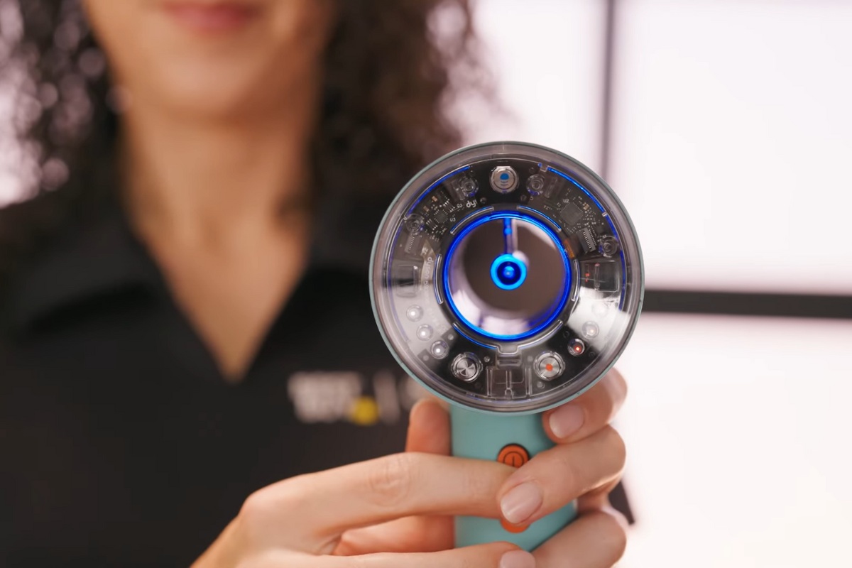 Dùng chế độ gió lạnh để khóa nếp tóc