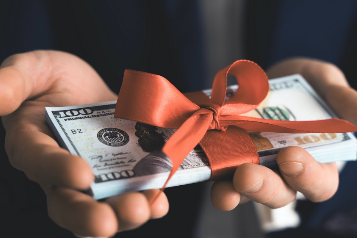 Làm việc 6 tháng có được nhận thưởng Tết không?