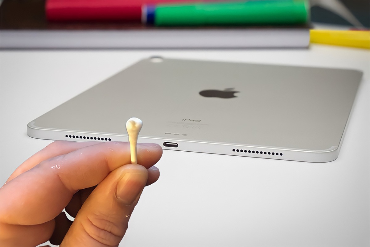 khắc phục iPad sạc chậm bằng vệ sinh và kiểm tra cổng sạc