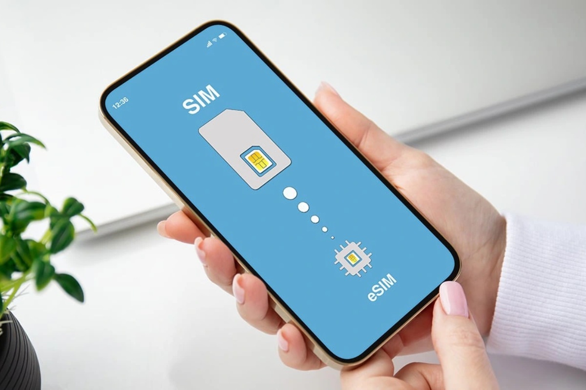 Nên mua eSIM du lịch hay SIM vật lý? So sánh chi tiết 