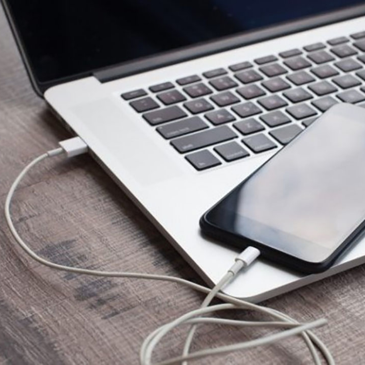 Kết nối iPhone với máy tính bằng cáp Lightning