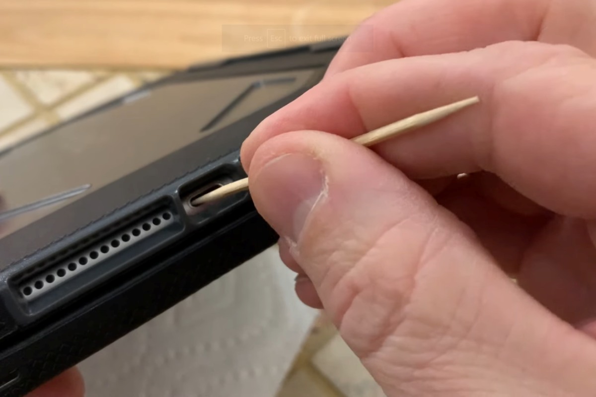 Vệ sinh cổng sạc iPad đúng cách để khắc phục sạc iPad vào điện nhưng không lên pin