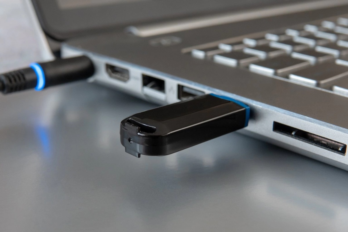 Những thói quen gây hại cho ổ USB khiến thiết bị xuống cấp cắm USB vào cổng không phù hợp