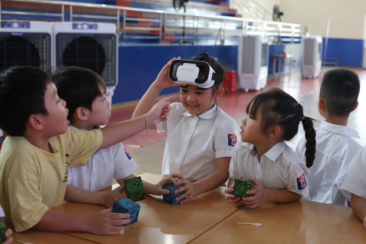 Nếu một học sinh luôn có sẵn một câu trả lời hoàn hảo, tại sao em phải mất công đi tìm những quan điểm trái chiều?