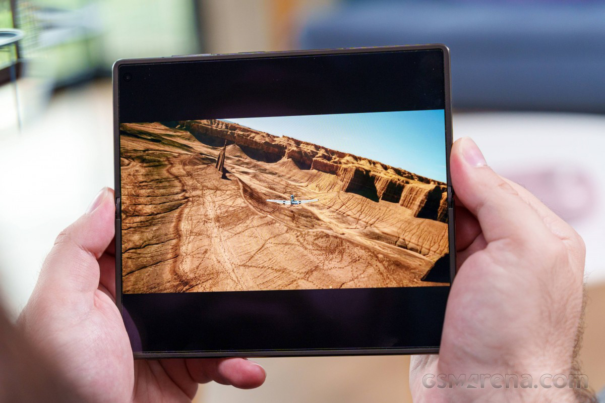 Màn hình chính bên trong rộng 8.03 inch, cũng dùng LTPO AMOLED 120Hz