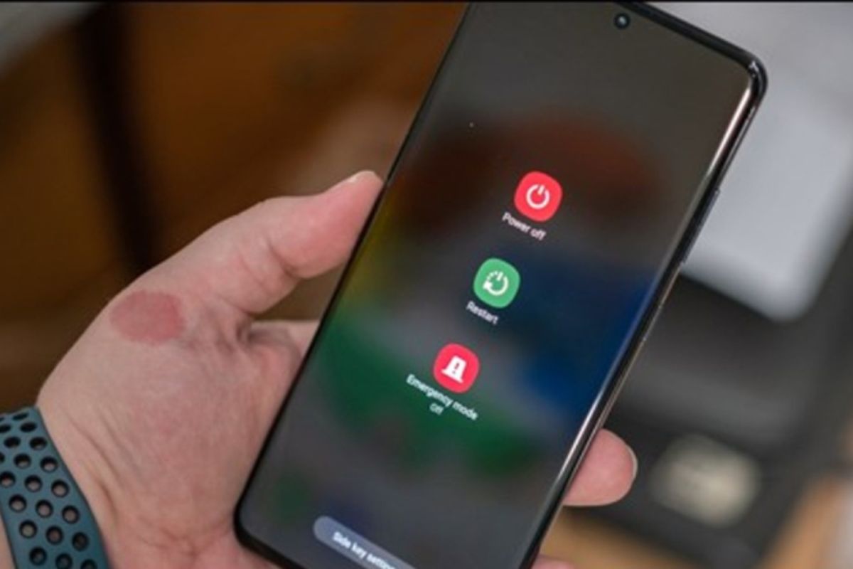 Hướng dẫn cách lắp SIM Samsung an toàn bằng cách tắt nguồn trước khi thao tác