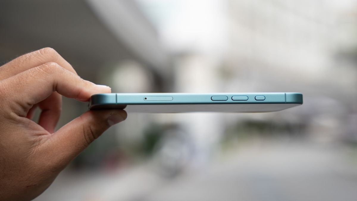 Kiểm tra ngoại hình là bước đầu quan trọng khi cân nhắc có nên mua iPhone 16 cũ