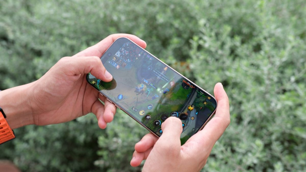 Đánh giá có nên mua iPhone 16 cũ bằng cách kiểm tra màn hình và cảm biến hoạt động tố