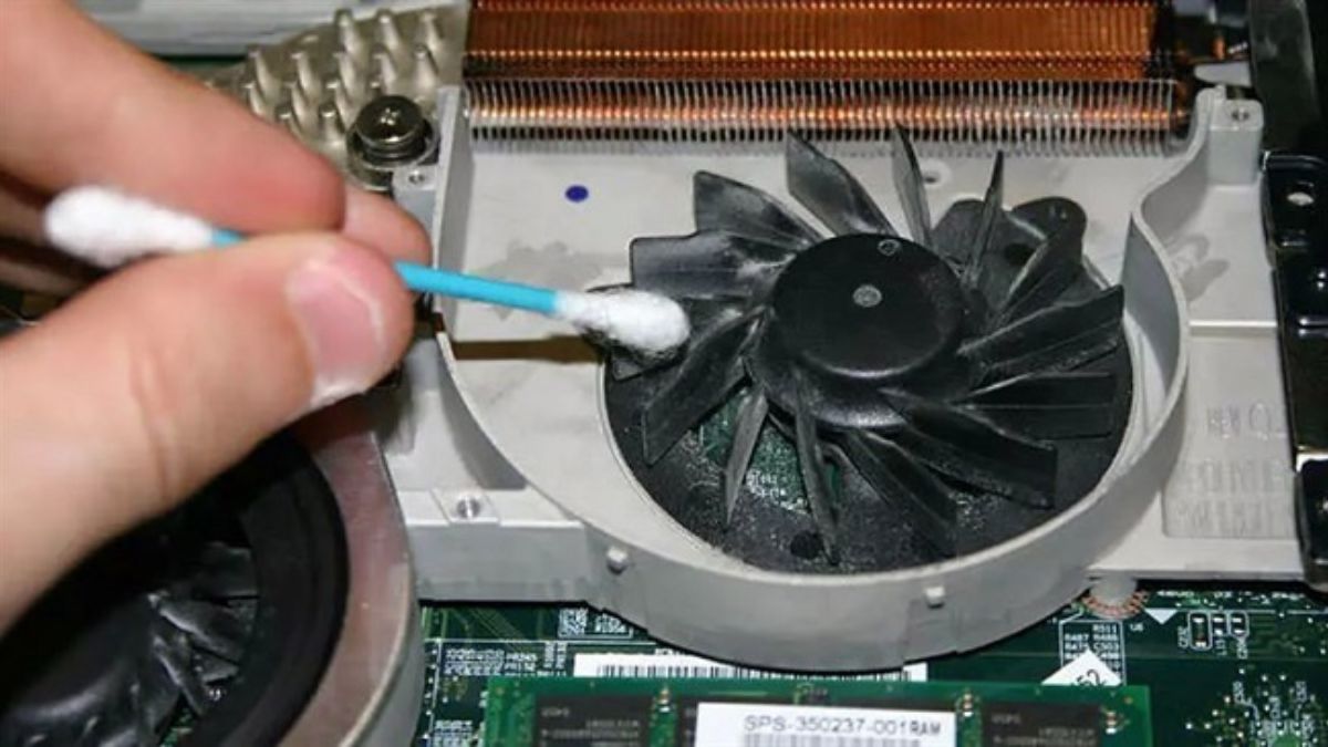 Vệ sinh máy định kỳ để hạ nhiệt độ GPU hiệu quả