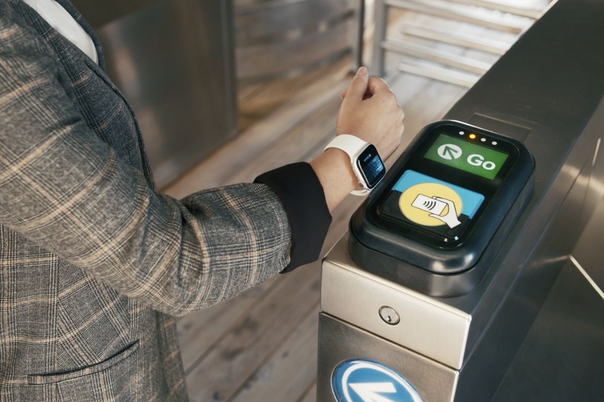 Di chuyển dễ dàng với thẻ phương tiện công cộng trên Apple Watch 2